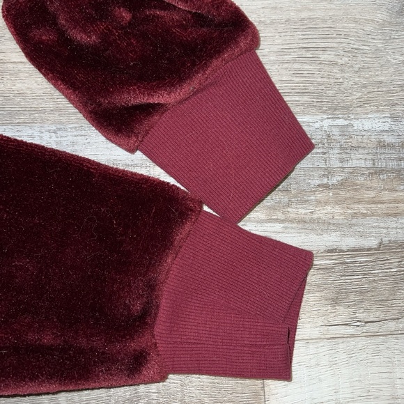 Gaiam Red Velvet Pullover - Picture 4 of 6